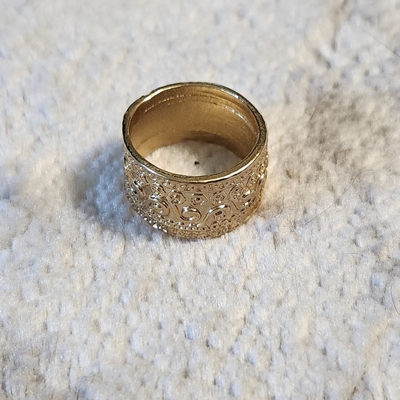 🔷️ Gold Wide Band Pattern Ring Size 5.5 - Picture 2 of 3